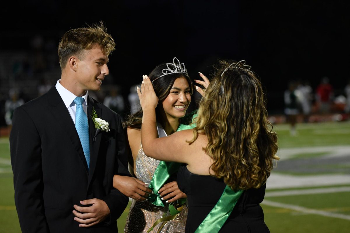 Abigail+Karas+is+crowned+Homecoming+Queen+by+last+years+Queen%2C+Caitlin+Ticas.