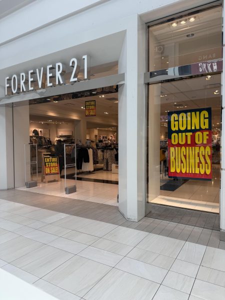 Menlo Park Mall's Forever 21 puts up sale signs to advertise the store's recent closure.